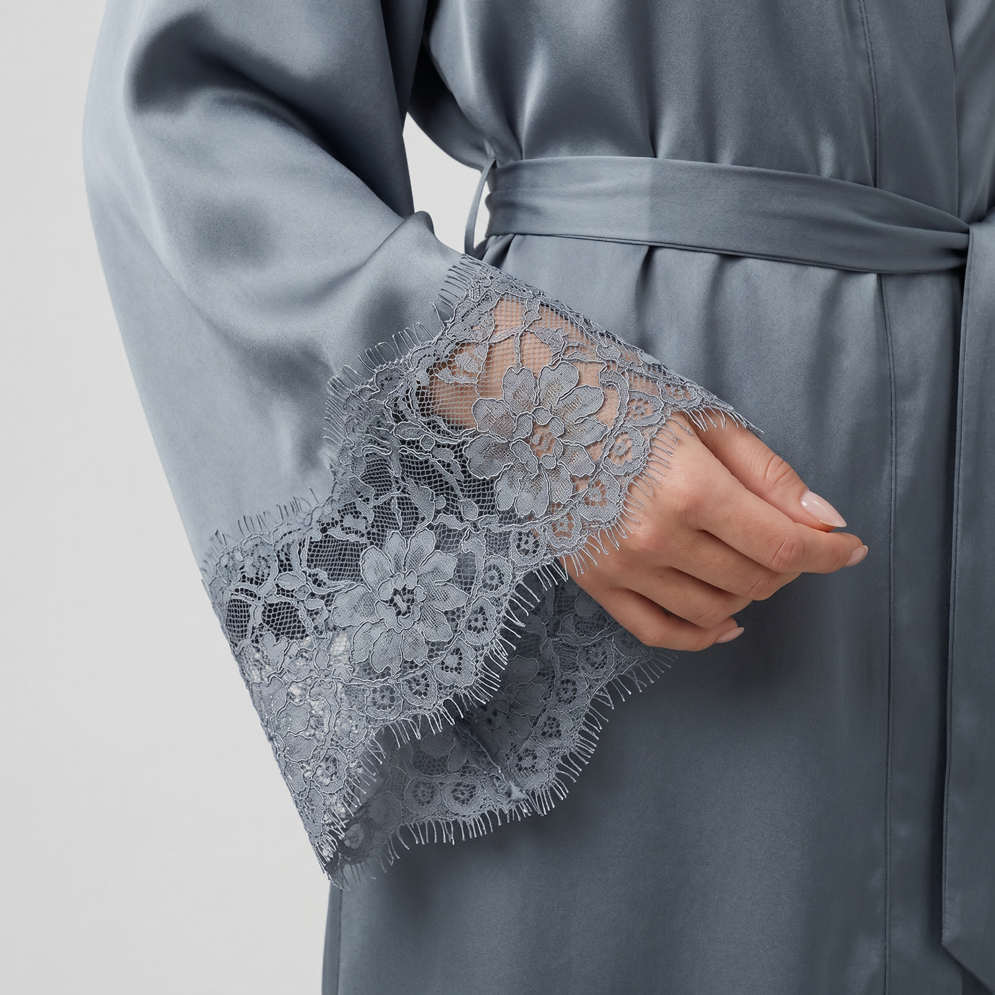 Zhenshe Collection 19 Momme Grade 6A 100% Mulberry Silk Lace-Trimmed Lapel Robe