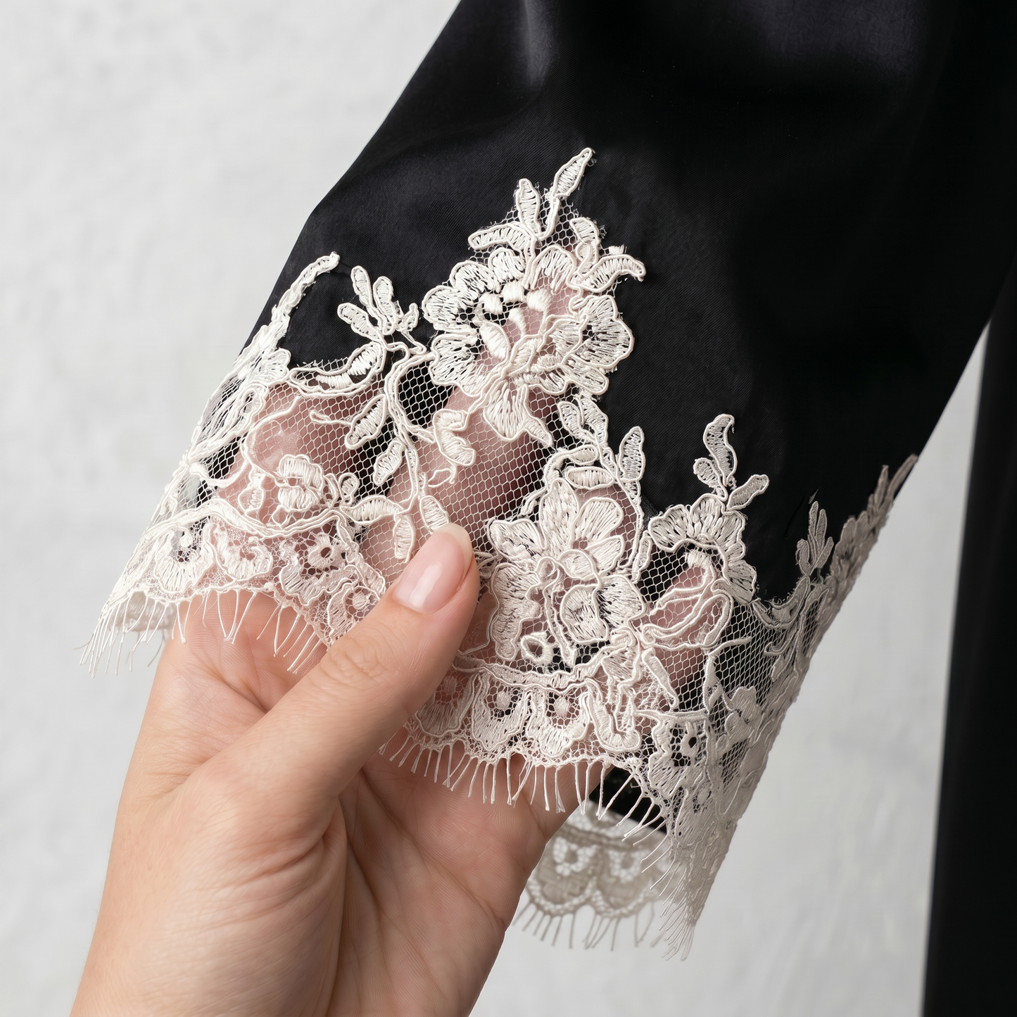 Zhenshe Collection 19 Momme Embroidered Silk Robe