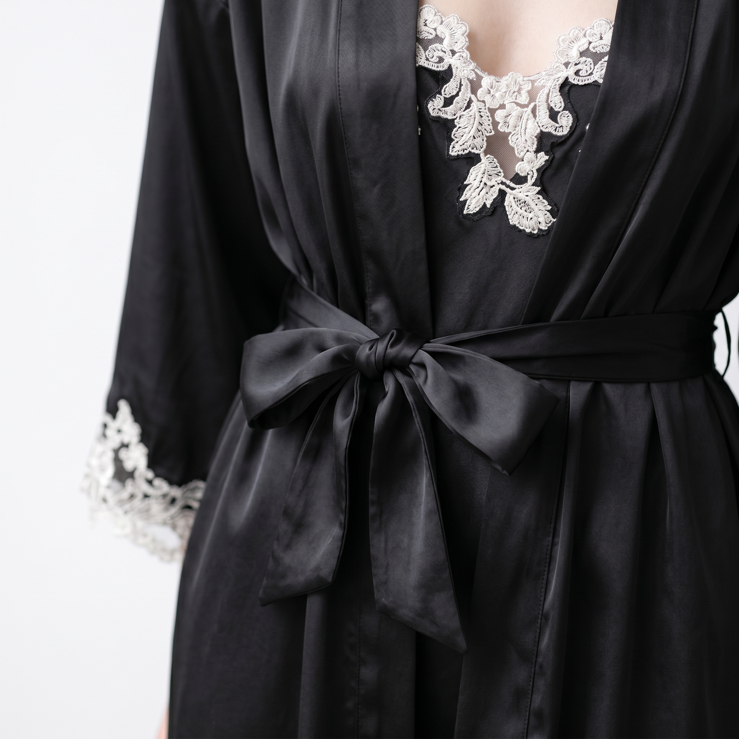 Zhenshe Collection 19 Momme Embroidered Silk Robe
