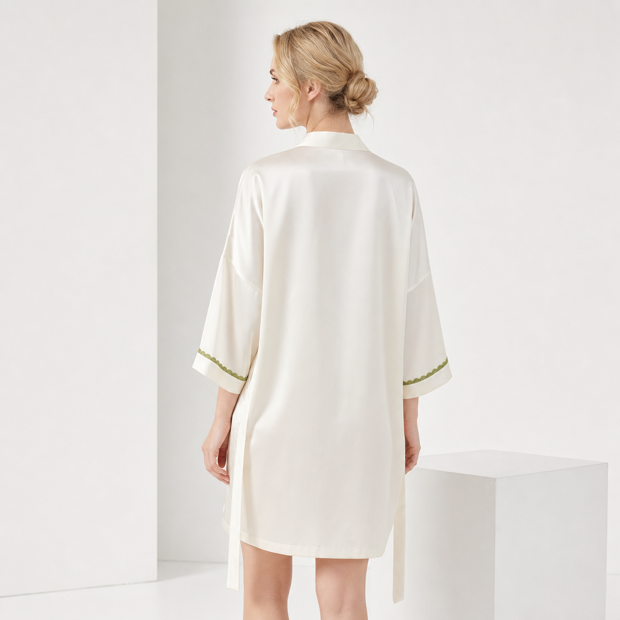 Qingsong Collection 19 Momme Color-Blocked Silk Camisole Robe