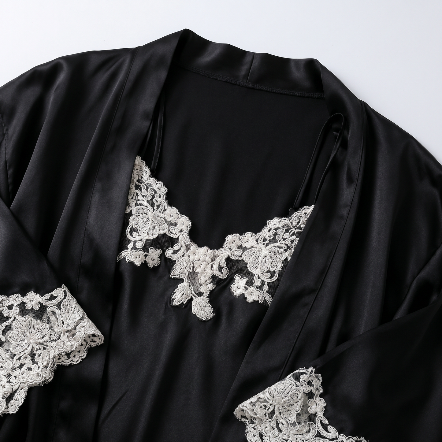 Zhenshe Collection 19 Momme Embroidered Silk Robe